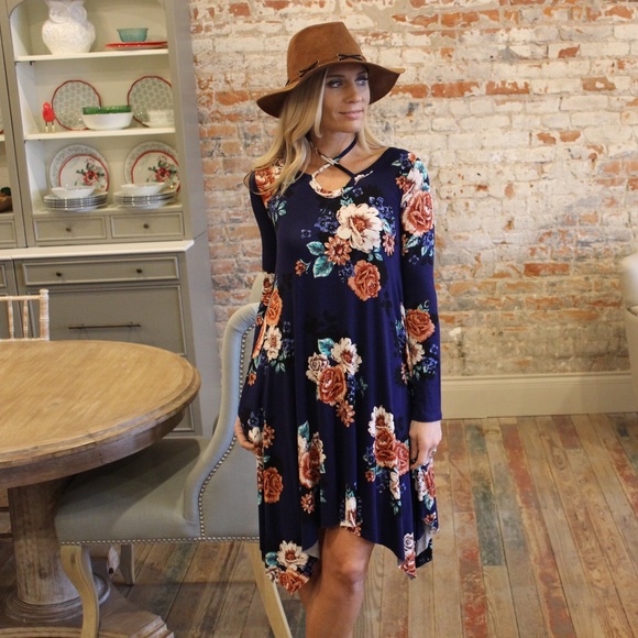 Infinity Raine Dresses & Skirts - ✨LAST✨Navy Floral criss cross neck  dress